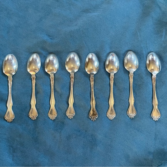 Westmoreland George and Martha sterling silver teaspoons, set of 8. - Picture 2 of 3
